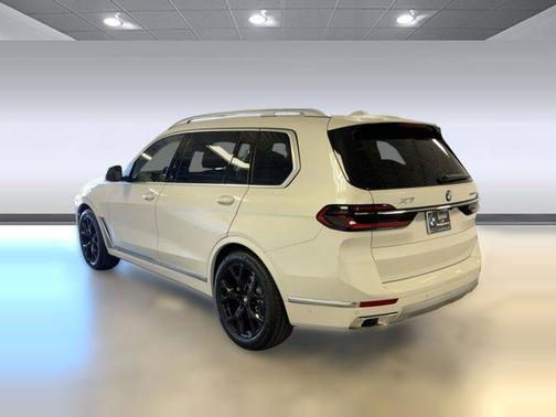 Mineral White Metallic 2026 BMW X7 xDrive40i