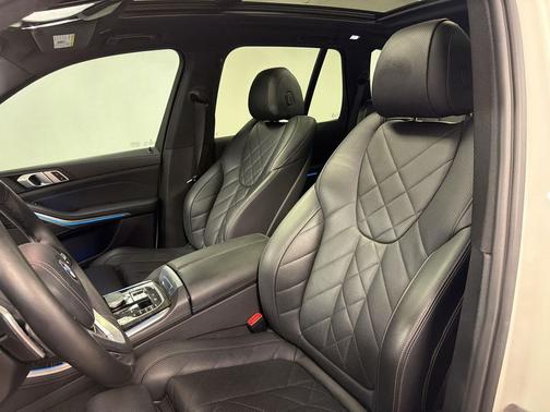 White 2023 BMW X5 PHEV xDrive45e