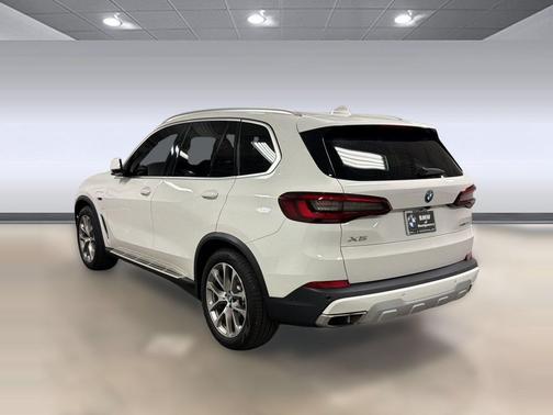 White 2023 BMW X5 PHEV xDrive45e