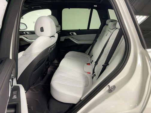 Mineral White Metallic 2026 BMW X5 sDrive40i