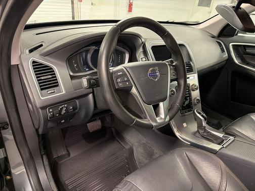 Osmium Grey Metallic 2017 Volvo XC60 T5 Dynamic