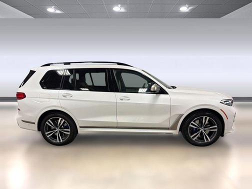Mineral White Metallic 2021 BMW X7 M50i