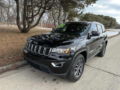 Diamond Black Crystal Pearlcoat 2018 Jeep Grand Cherokee Laredo E