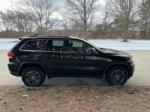 Diamond Black Crystal Pearlcoat 2018 Jeep Grand Cherokee Laredo E