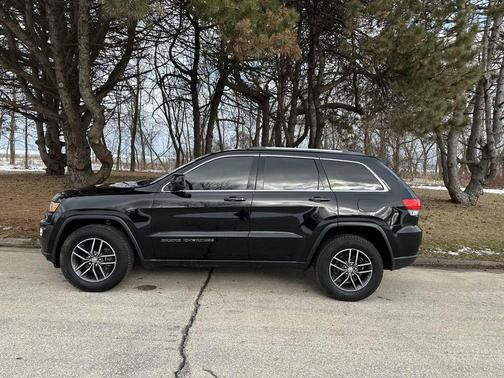 Diamond Black Crystal Pearlcoat 2018 Jeep Grand Cherokee Laredo E
