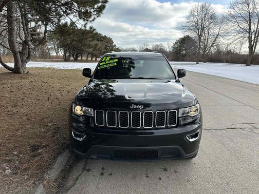 Diamond Black Crystal Pearlcoat 2018 Jeep Grand Cherokee Laredo E