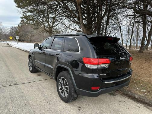 Diamond Black Crystal Pearlcoat 2018 Jeep Grand Cherokee Laredo E