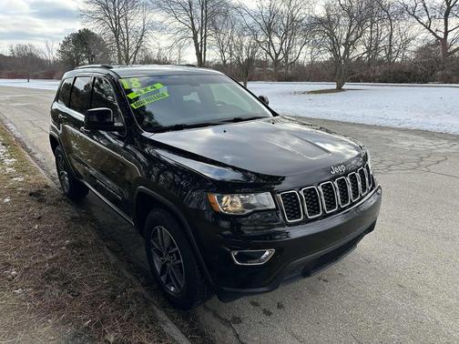 Diamond Black Crystal Pearlcoat 2018 Jeep Grand Cherokee Laredo E
