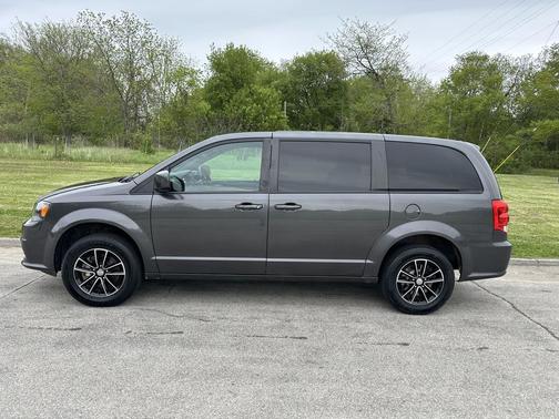 Granite Pearlcoat 2018 Dodge Grand Caravan SE