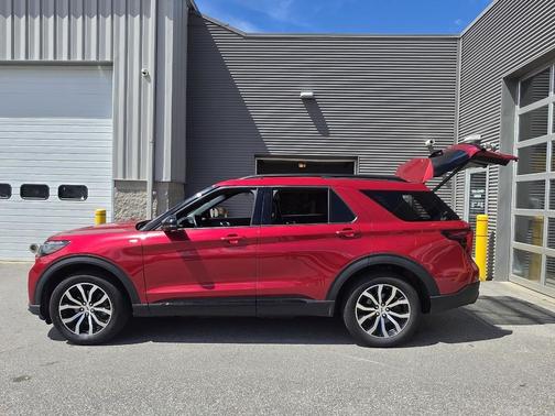 Rapid Red Metallic Tinted Clearcoat 2025 Ford Explorer ST-Line