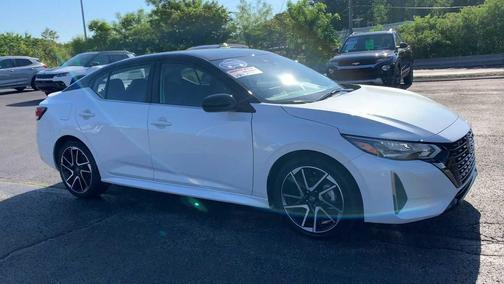 Aspen White Tricoat/Super Black 2024 Nissan Sentra SR