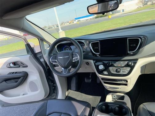 2023 Chrysler Pacifica Touring-L