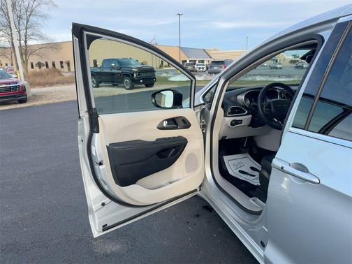 2024 Chrysler Pacifica Touring-L