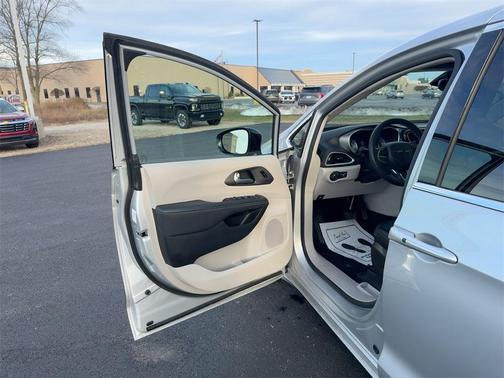 2024 Chrysler Pacifica Touring-L