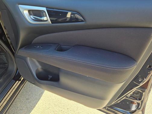 2017 Nissan Pathfinder SV
