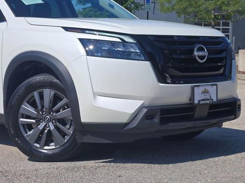 Pearl White Tricoat 2023 Nissan Pathfinder SV