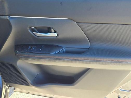 Gun Metallic/Scarlet Ember Tintcoat 2026 Nissan Kicks SR