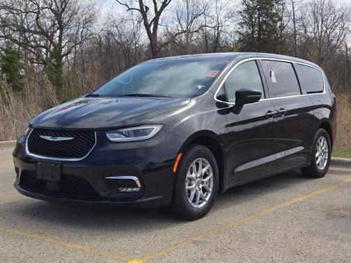 Brilliant Black Crystal Pearlcoat 2023 Chrysler Pacifica Touring L