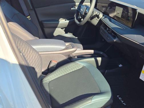 Everest White Pearl Tricoat 2026 Nissan Leaf PLATINUM+