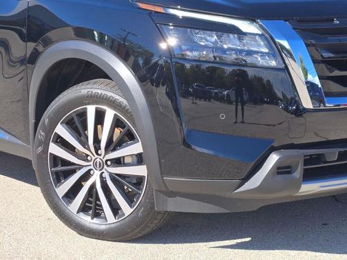 2025 Nissan Pathfinder Platinum 4WD