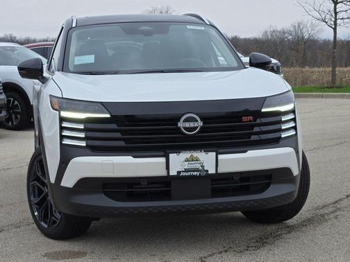 Aspen White Tricoat/Super Black 2026 Nissan Kicks SR