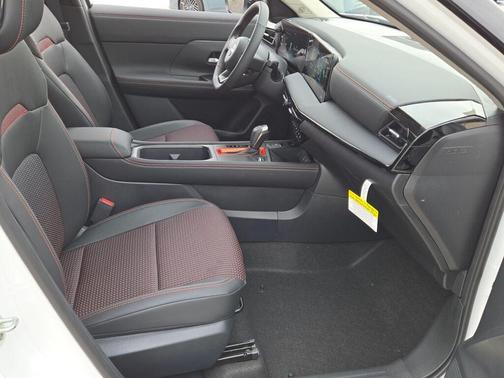 Aspen White Tricoat/Super Black 2026 Nissan Kicks SR