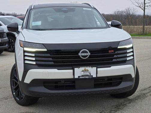 Aspen White Tricoat/Super Black 2026 Nissan Kicks SR