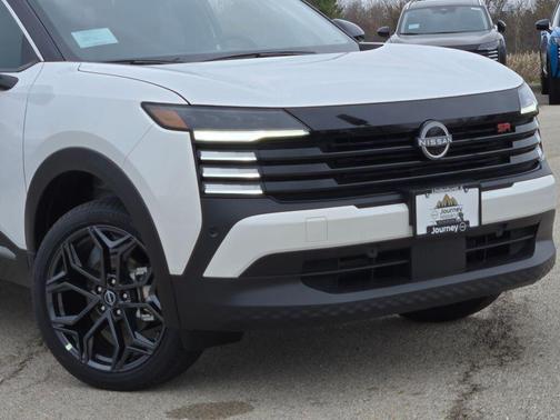 Aspen White Tricoat/Super Black 2026 Nissan Kicks SR