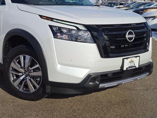 2025 Nissan Pathfinder SL 4WD