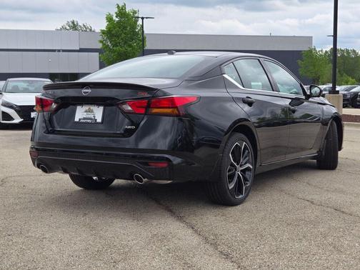 Super Black Clearcoat 2026 Nissan Altima SR AWD