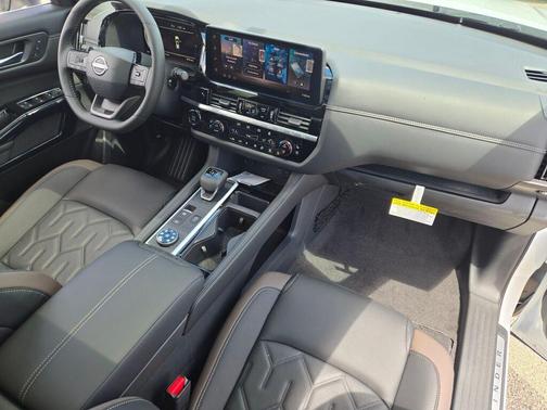 Everest White Pearl Tricoat 2026 Nissan Pathfinder Platinum