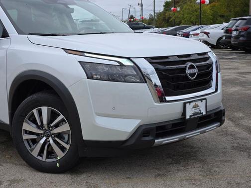 2025 Nissan Pathfinder SL 4WD