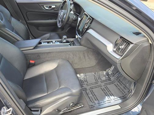 2024 Volvo S60 B5 Core Dark Theme