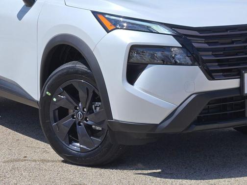 Everest White Pearl Tricoat 2026 Nissan Rogue SV
