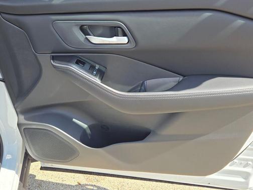 Everest White Pearl Tricoat 2026 Nissan Rogue SV