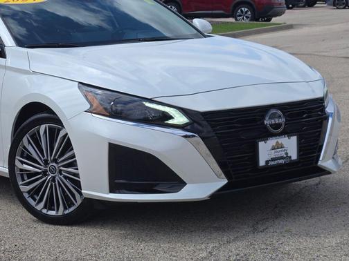 Pearl White Tricoat 2024 Nissan Altima 2.5 SL