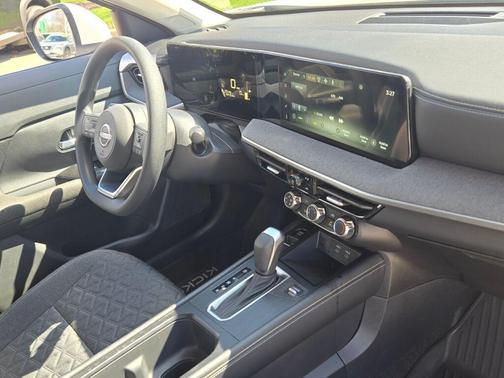 Aspen White Tricoat 2025 Nissan Kicks SV