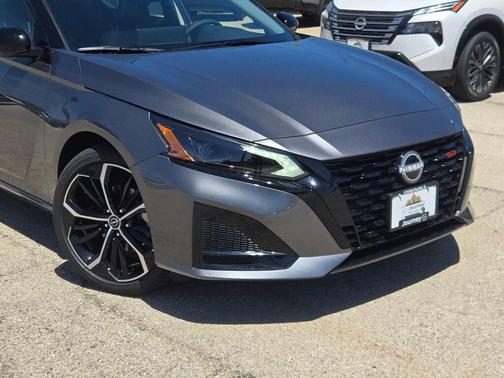 Gun Metallic/Super Black 2026 Nissan Altima SR FWD