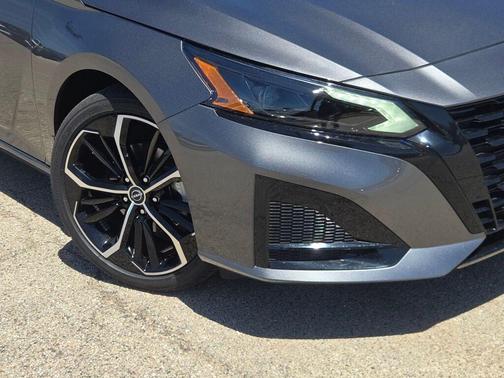 Gun Metallic/Super Black 2026 Nissan Altima SR FWD