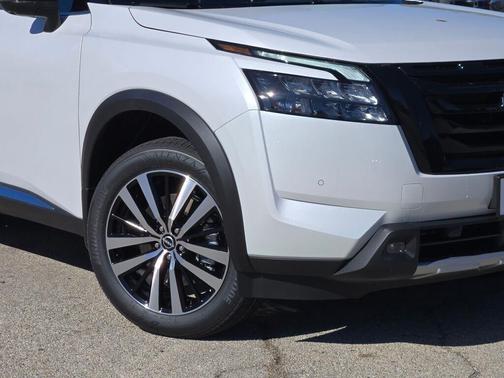 2025 Nissan Pathfinder Platinum 4WD