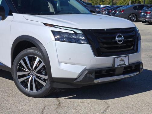 2025 Nissan Pathfinder Platinum 4WD