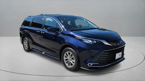 2023 Toyota Sienna XLE 8 Passenger
