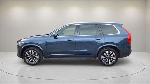 2022 Volvo XC90 T6 Momentum