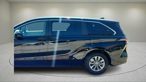 2023 Toyota Sienna LE