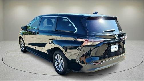 2023 Toyota Sienna LE