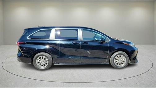 2023 Toyota Sienna LE