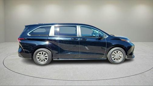 2023 Toyota Sienna LE