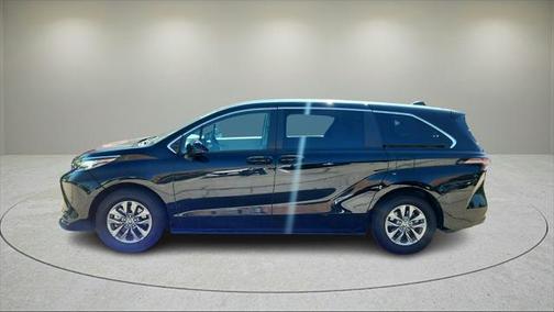 2023 Toyota Sienna LE