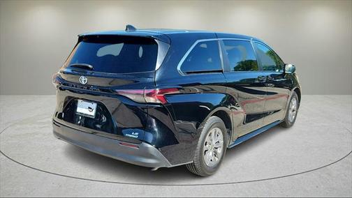 2023 Toyota Sienna LE