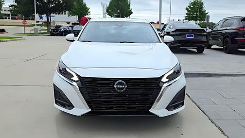 Pearl White Tricoat 2025 Nissan Altima 2.5 SV